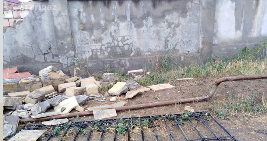 Gəncədə yağış yağdı. Xəstəxananın hasarı uçdu