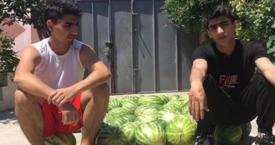 Житель Баку потратил помощь в 190 манатов на арбузы и разбил их  - ВИДЕО 