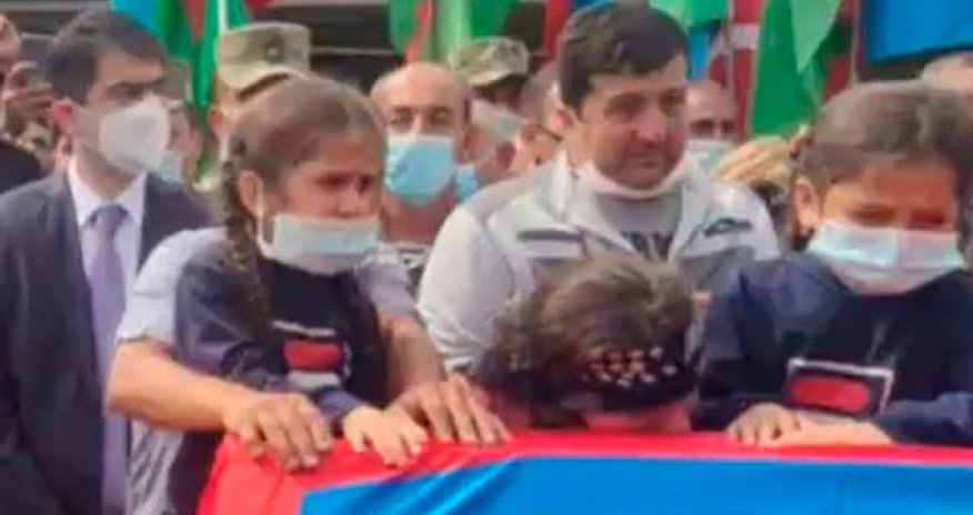 Şəhid olan atasını 3 övladı belə yola saldı- FOTOLAR