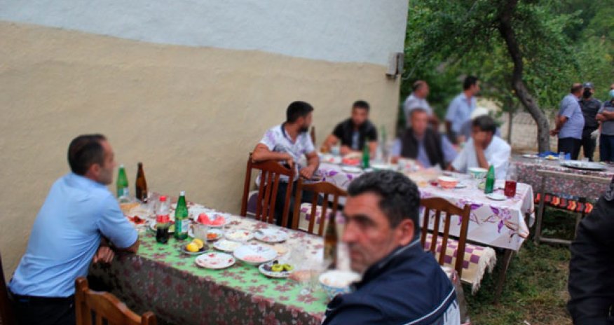Əsgərlikdən qayıdan oğluna məclis quran ailə cərimələndi-FOTOLAR