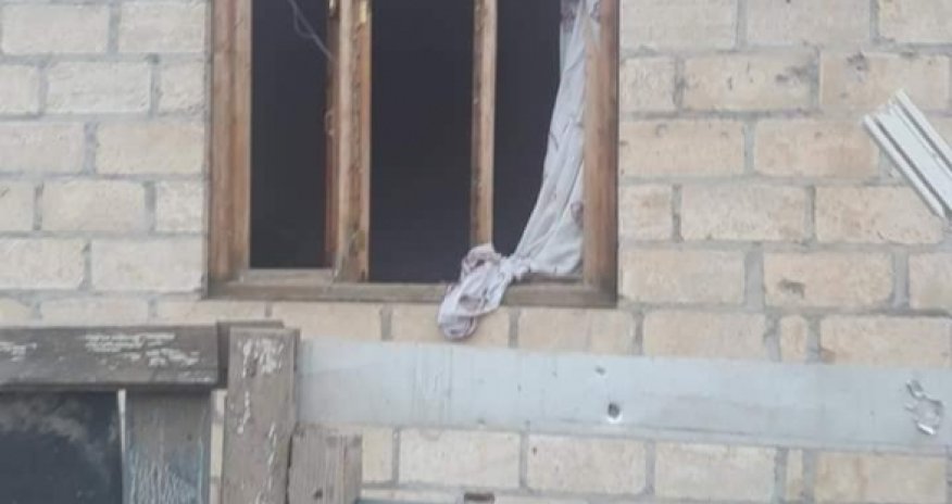 Ermənilərin atdığı top mərmisi bu evə düşüb - FOTO