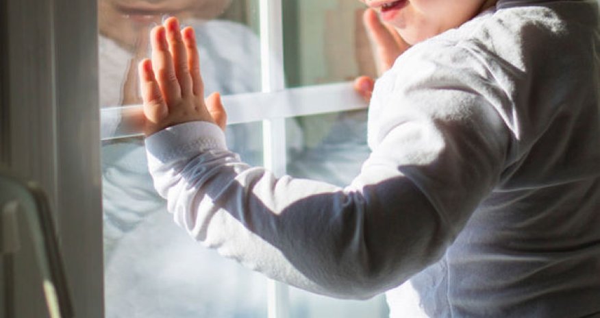 Bakıda iki yaşlı uşaq evin balkonundan yıxılıb öldü