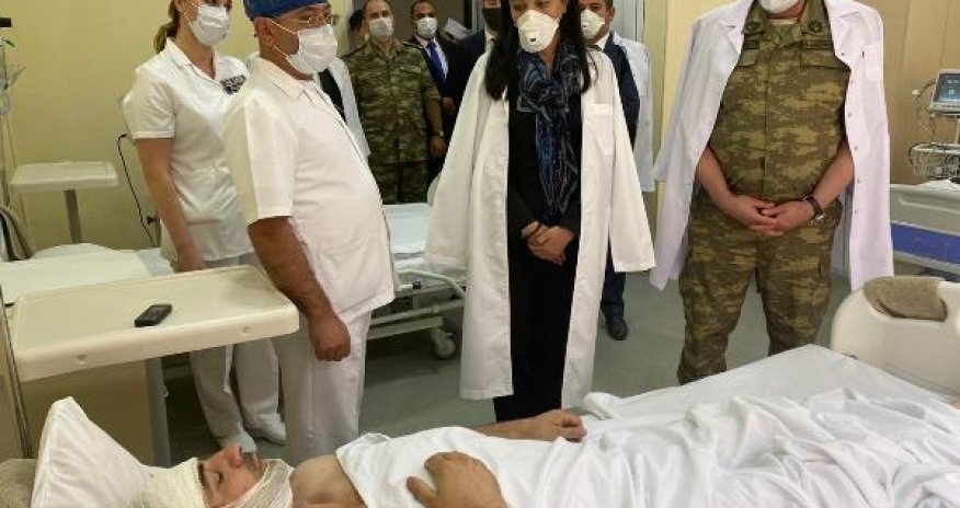 Ombudsman yaralı hərbçilərə baş çəkdi