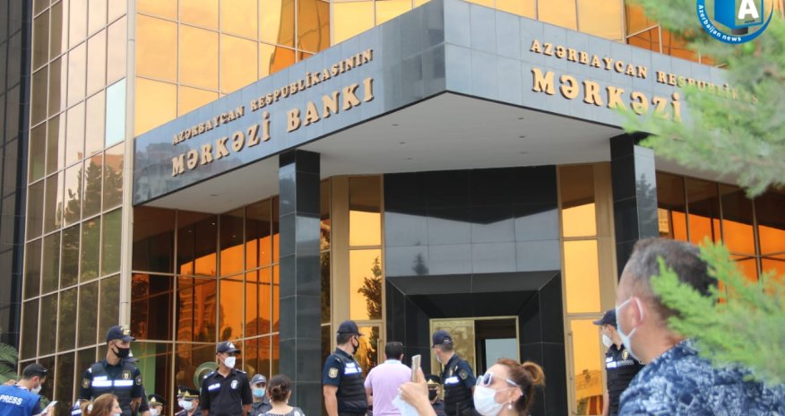 Əmanətlərini ala bilməyən bank müştəriləri etiraz aksiyası keçirib - VİDEO