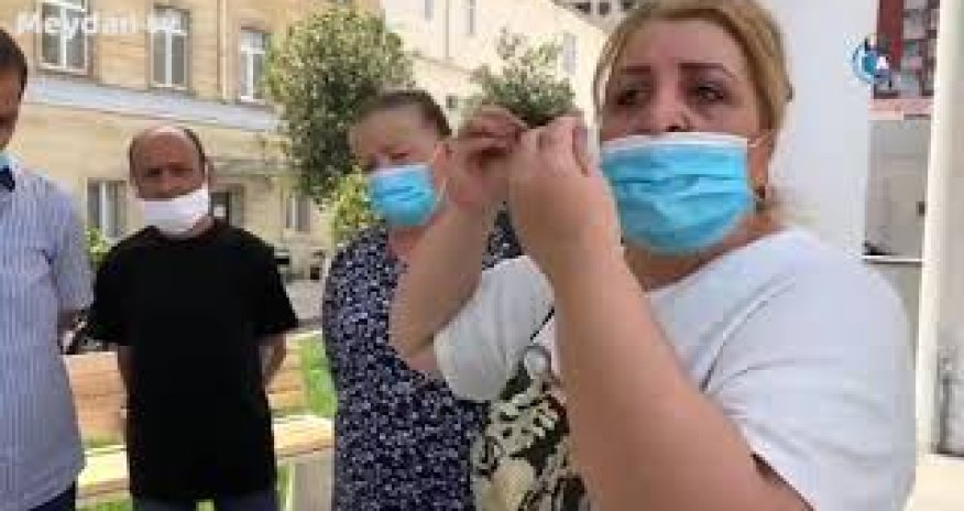 Dializ xəstələri Mərkəzi Neftçilər xəstəxanasının önündə aksiya edib- VİDEO