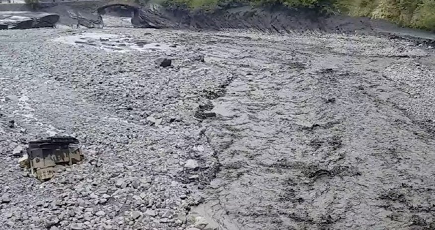 Qaxda sel maşınla buldozeri belə aparıb- VİDEO