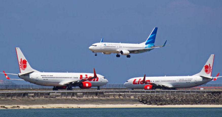 Biletsiz daxil olan sərnişini təyyarədən yerə atdılar - ANBAAN VİDEO