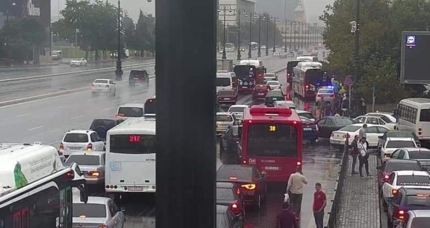 Bakıda bu prospektdə qəza baş verdi, yollarda tıxac yarandı - FOTO