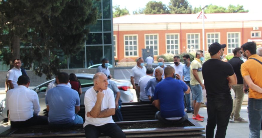 Evlərini ala bilməyən vətəndaşlar aksiya keçirib- VİDEO