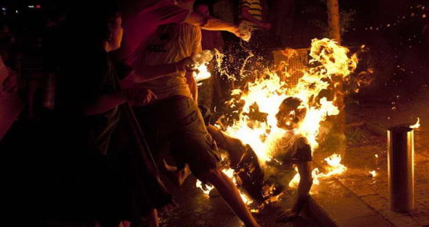 Azərbaycanda dəhşət! Özünü icra hakimiyyəti önündə yandırdı - VİDEO