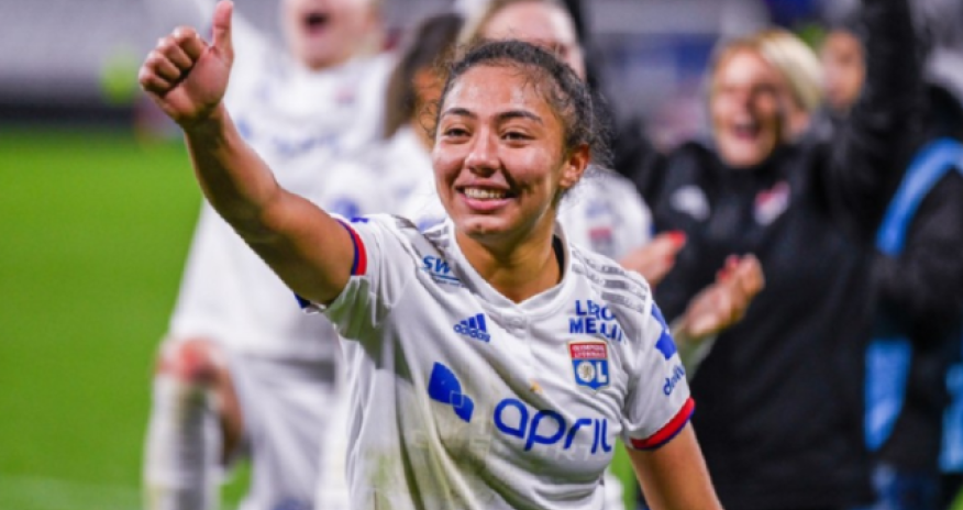 Qadın futbolçu rəqibin başına təpiklə vurdu