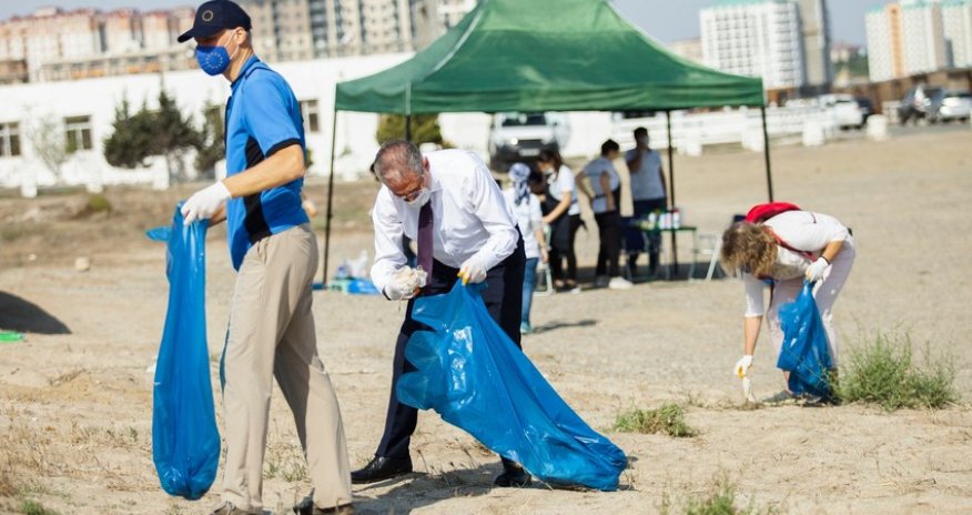 Azərbaycanda nazir çimərlik təmizlədi — FOTO