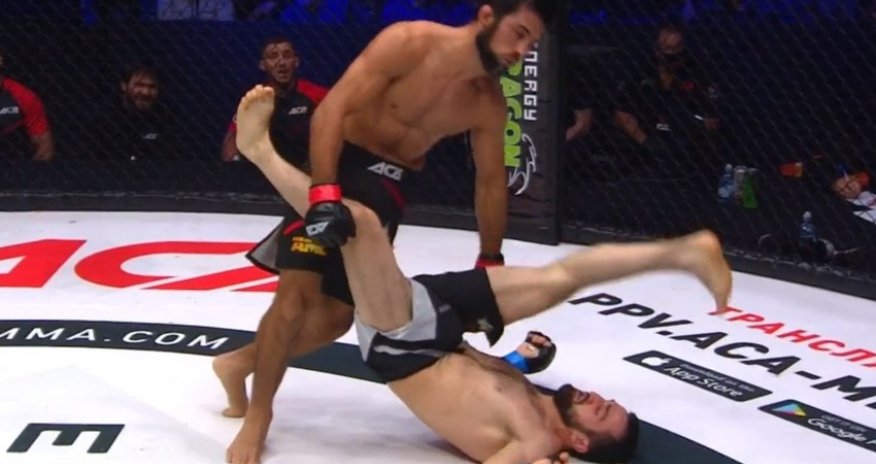 Rinqdə dəhşətli anlar: Yıxıldığı yerdə rəqibini nokauta saldı (18+VİDEO)