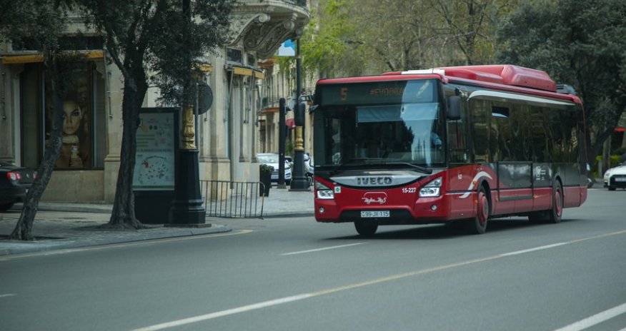 В Азербайджане общественный транспорт будет работать до 20:00