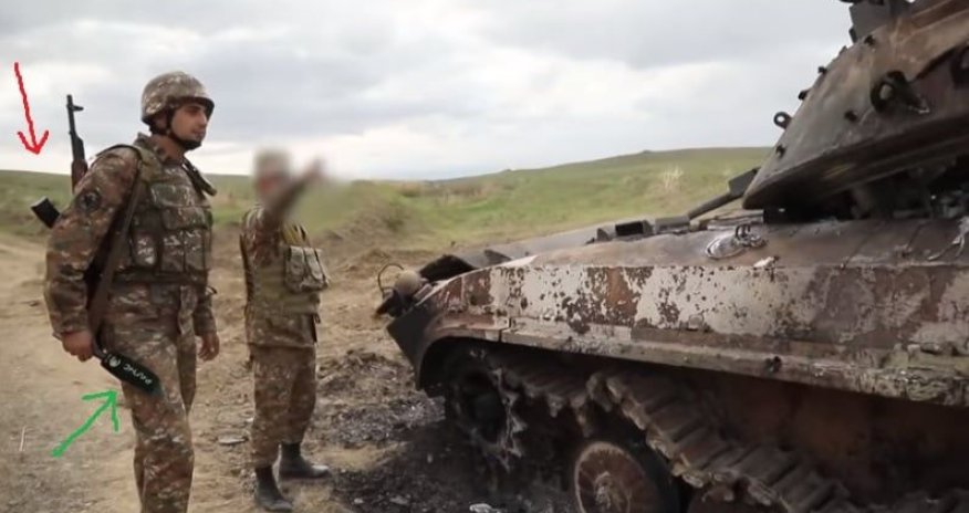 Cəbhə bölgəsində silahlı jurnalist — FOTO