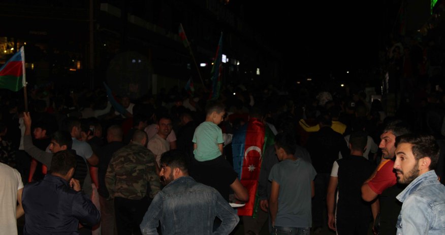 Bakı sakinləri  Suqovuşan kəndinin  alınmasını qeyd etmək üçün küçəyə axışdı - FOTOLAR