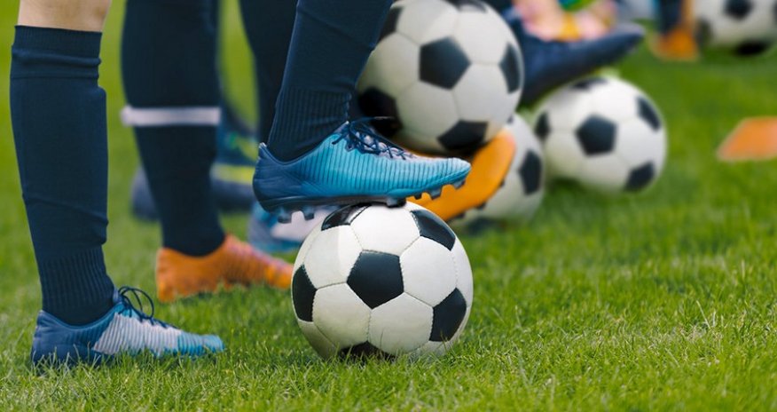 Futbolçular səhv edən komanda yoldaşını döydülər