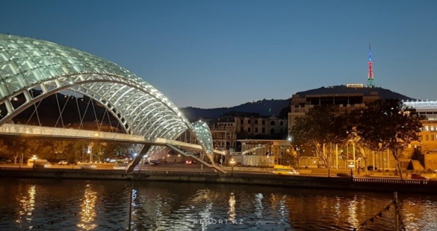 Телебашня в Тбилиси окрасилась в цвета азербайджанского флага 