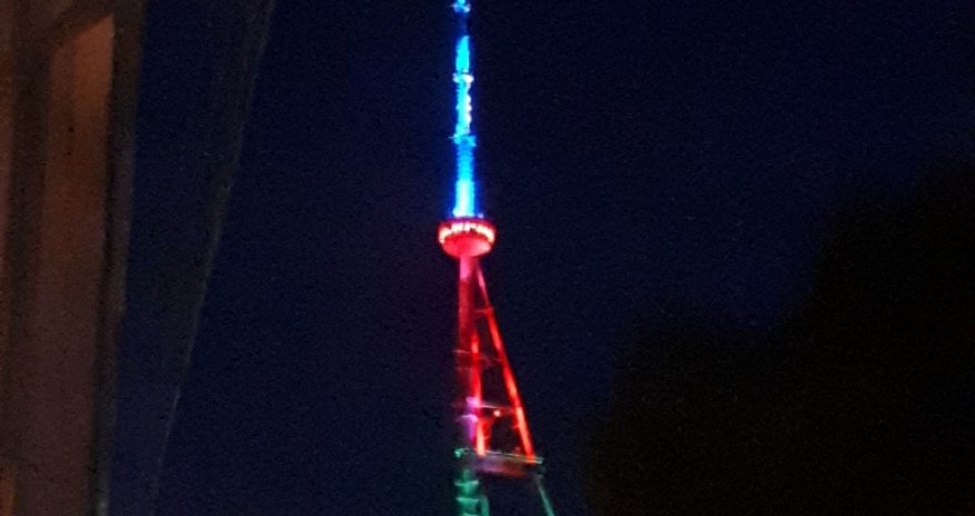 Tbilisidəki televiziya qülləsi Azərbaycan bayrağının rəngində