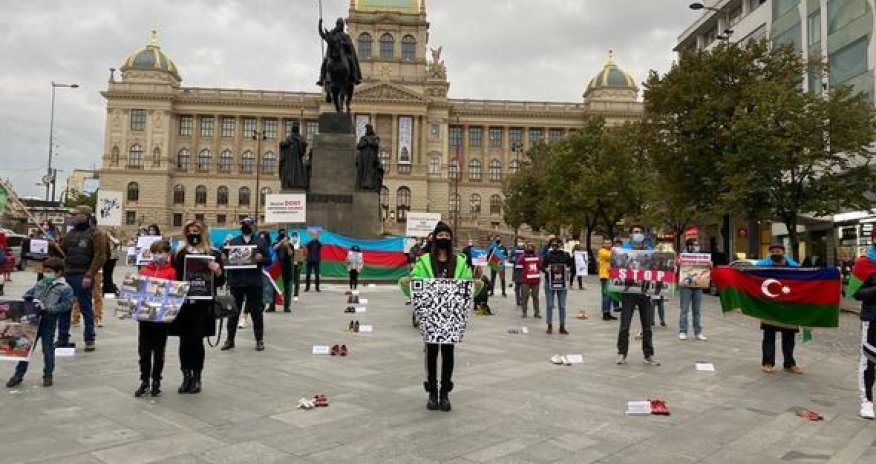 Praqa azərbaycanlı şəhid uşaqların “sahibsiz ayaqqabıları”na şahidlik etdi - FOTO