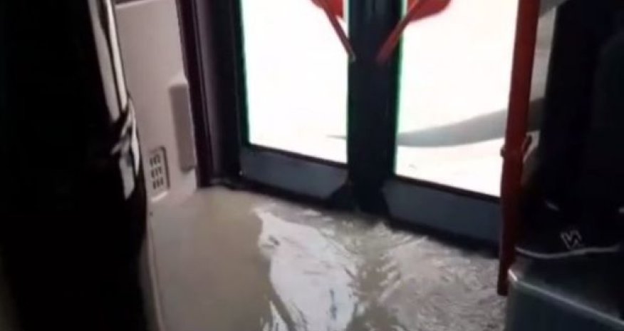 Bakıda avtobusu su basdı - VİDEO