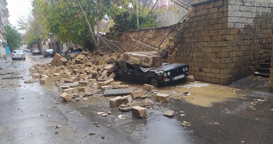 Bakıda leysan hasarı aşırdı, 3 maşın altında qaldı - VİDEO