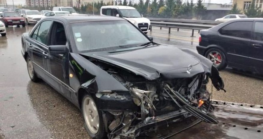 Bakı-Quba yolunda sürücü idarəetməni itirərək qəza törətdi - FOTO