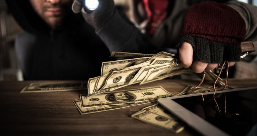 Bakıda ofisdən 6 450 manatlıq oğurluq edildi