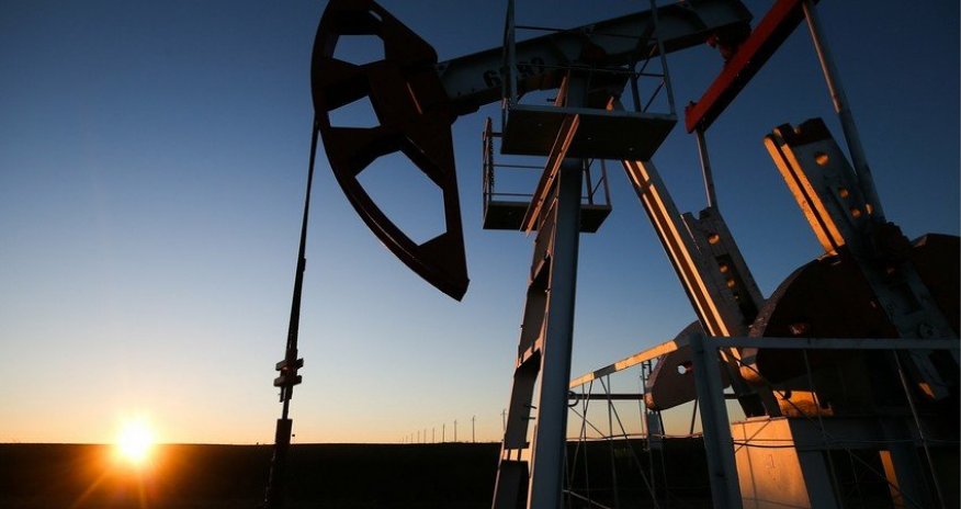 Нефть коррекционно дешевеет на ожиданиях по балансу рынка