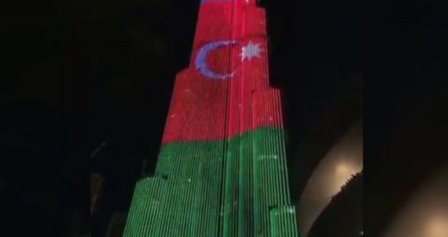 Небоскреб Бурдж Халифа в цветах флага Азербайджана - ВИДЕО