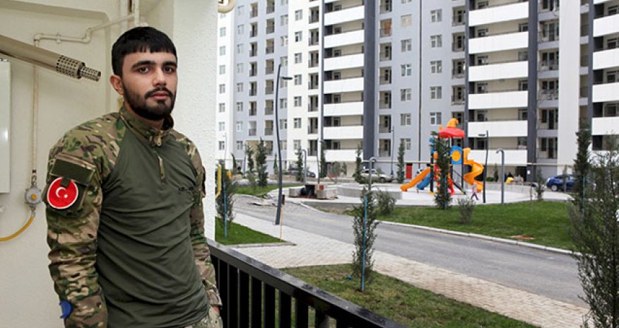 Vaqonda yaşayan qazimizə yeni evinin açarları verildi - Fotolar