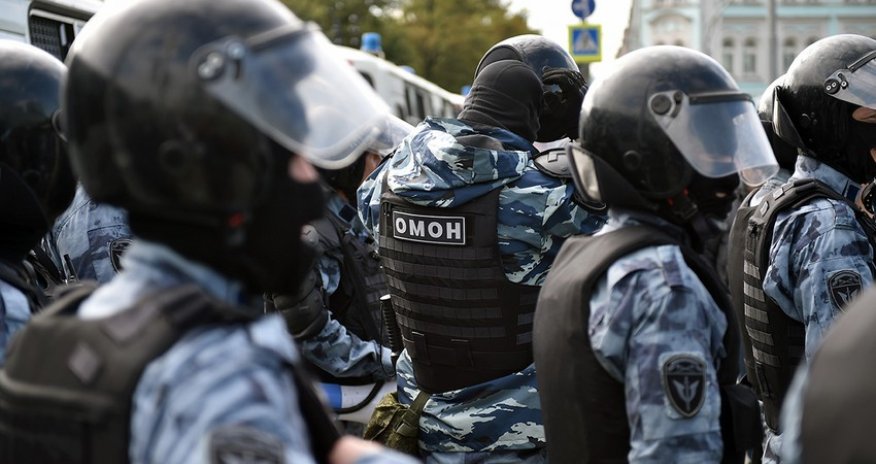 Çeçen nümayişçi Moskvada OMON-nun 4 əməkdaşını döydü - VİDEO