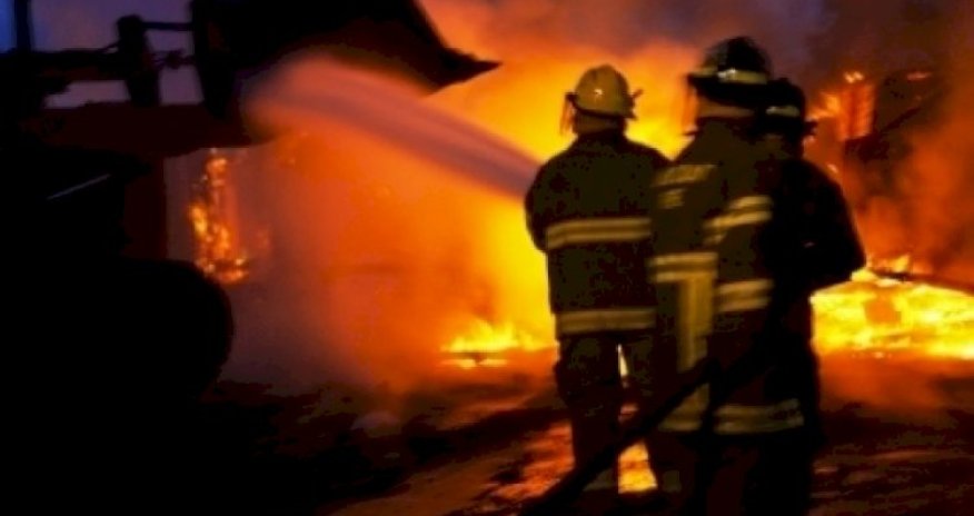 Hökməlidə ikimərtəbəli ev yandı