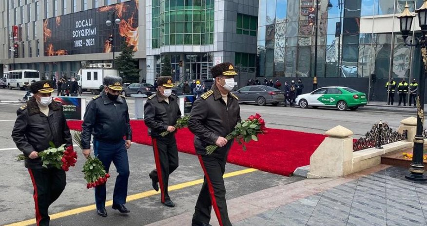 Müdafiə Nazirliyinin rəhbər heyəti Xocalı soyqırımı abidəsini ziyarət edib