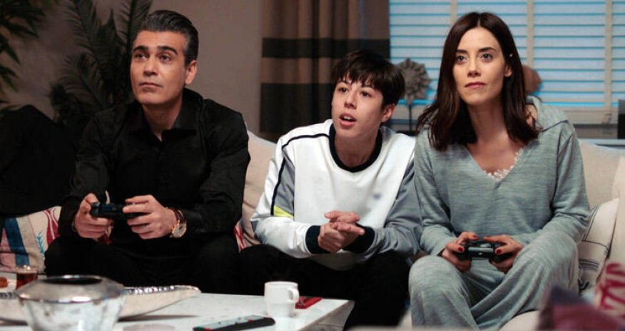 Məşhur serialın aktyorları koronavirusa yoluxdu: Yayımı dayandırıldı