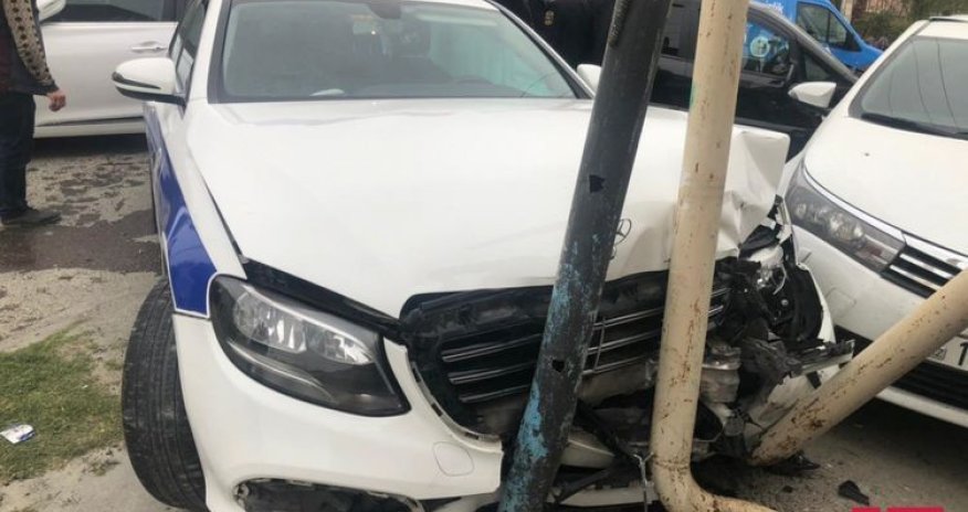 YPX avtomobili zəncirvari qəzaya düşdü, polis əməkdaşı xəsarət aldı - FOTO