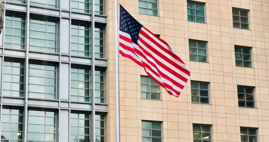 Посольство США в России сократит штат на 75%