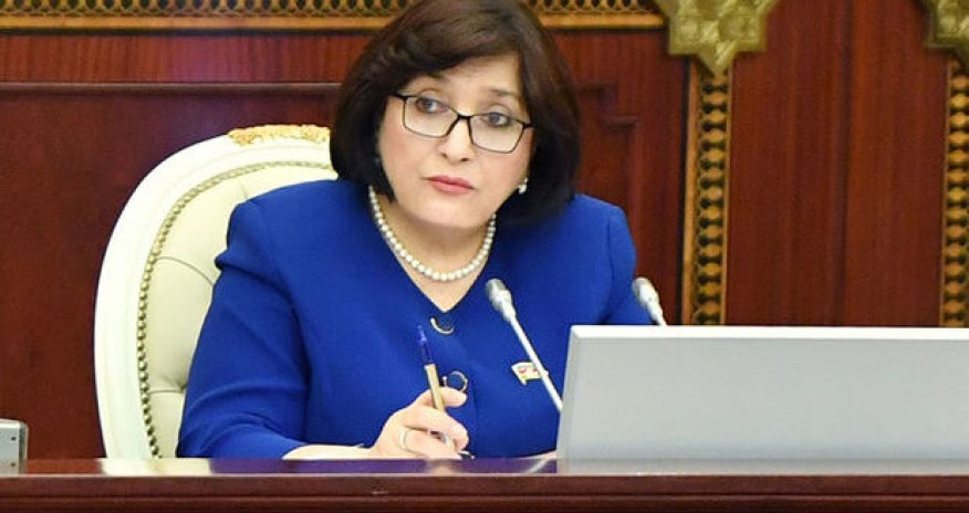 Spiker deputatlara irad tutdu: “İclasa girəndə telefonlarınızı söndürün”