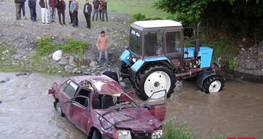Maşın çaya düşdü, ölən və yaralananlar var - Foto