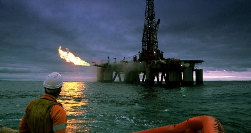Нефть дешевеет на краткосрочных опасениях за спрос