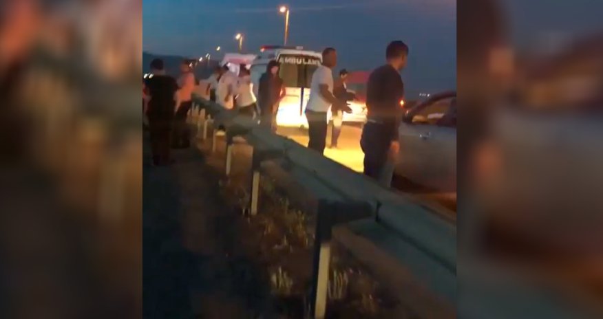 Bakıda dəhşət! Qardaş qardaşını qorumaq üçün özünü maşının altına atdı - VİDEO