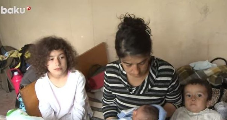 10 gündür parkda gecələyən ailəyə ev verildi - VİDEO