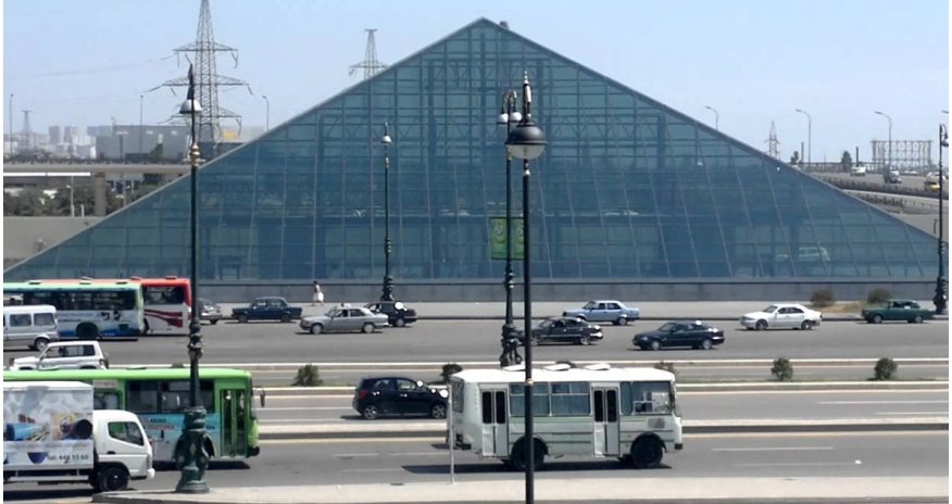 Bakıda metronun qarşısında dəhşətli hadisə - VİDEO