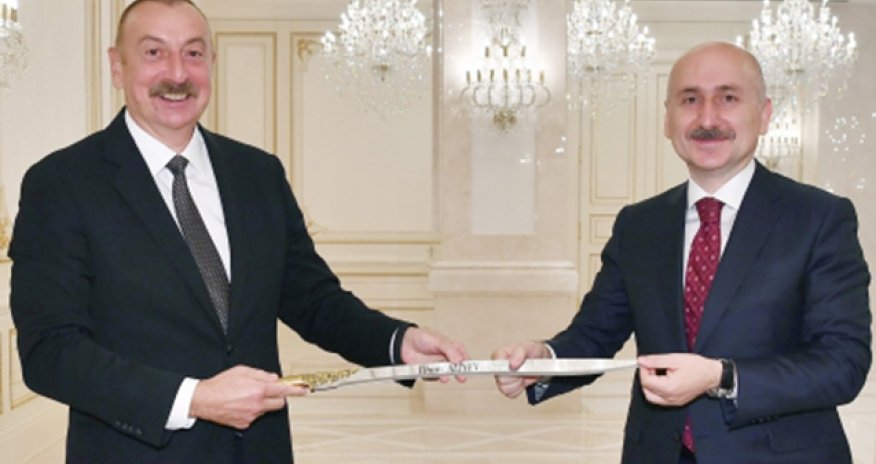 Türkiyəli nazirdən İlham Əliyevə maraqlı hədiyyə - Fotolar