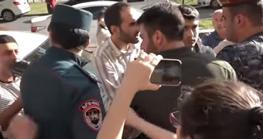 Yerevanda hərbçilərin meyitlərinin gizlədilməsinə görə aksiya keçirilir - FOTO