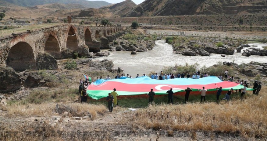 Xudafərində nəhəng bayraq asıldı