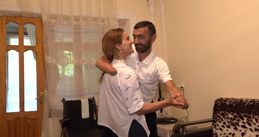 Azərbaycanda hamı bu qadını danışır: Əli və ayağı olmayan yoldaşını qucağında gəzdirir - VİDEO