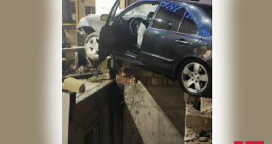 Bakıda avtomobil mağazaya çırpılıb, xəsarət alan var - FOTO
