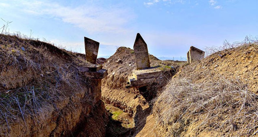 Ermənilər iki bacının qəbrinin arasından səngər qazıblar - Foto