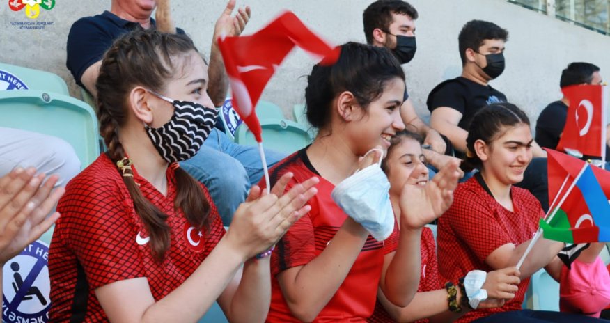 Uşaq sığınacağı -Reinteqrasiya mərkəzinin uşaqları və müəllim heyəti  Uels-İsveçrə matçını canlı izləyiblər - FOTOLAR